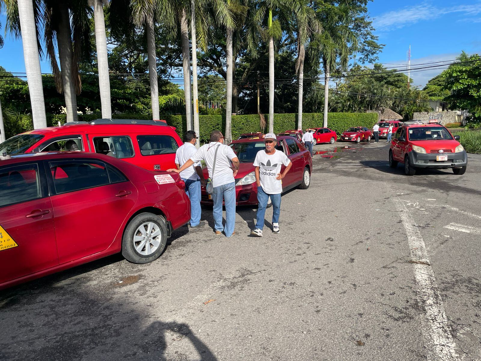 Diferentes sectores de taxistas y autobuseros del país se tiraron a la calle este primero de setiembre para protestar porque  consideran que el Gobierno les dio la espalda con sus necesidades.
