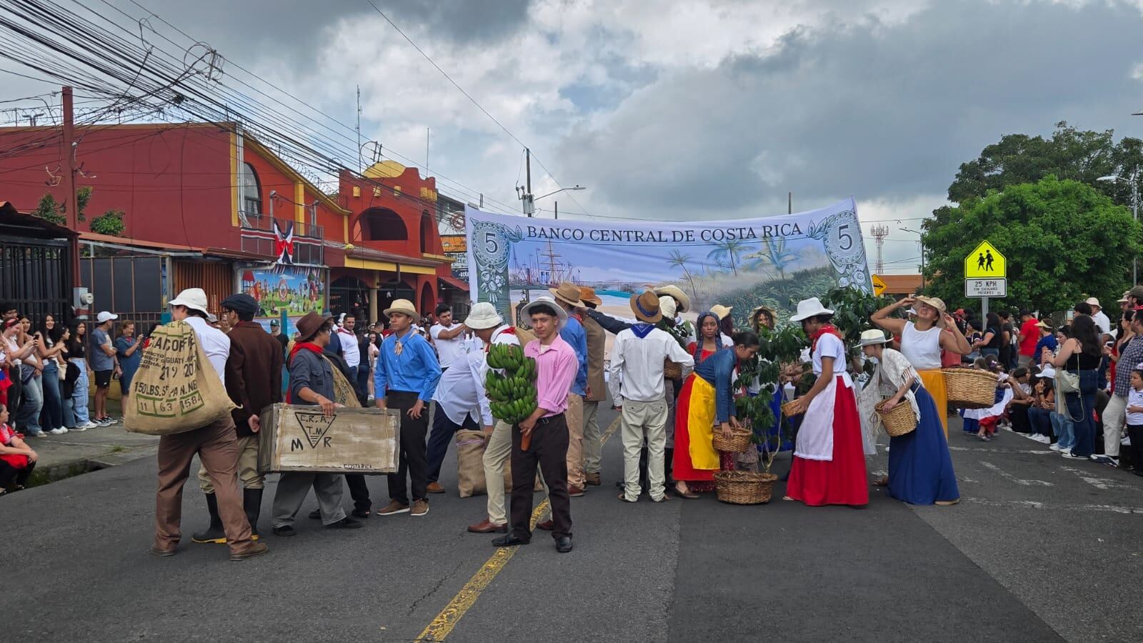 25 jóvenes del Colegio Técnico Profesional Carlos Pascual Zúñiga de San Rafael de Heredia le dio vida a nuestro hermoso billete de 5 colones. El director de la puesta en escena es Jonathan Arce Rodríguez y la idea fue de Juan Francisco Valerio Delgado, quien es investigador sociocultural. El CTP tiene un proyecto con los estudiantes que se llama "Viajeros en el tiempo".