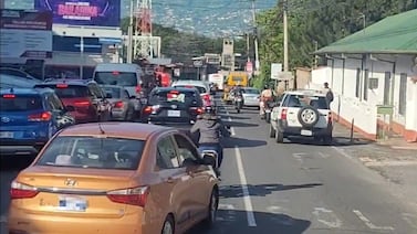 (Video) Pleito entre conductora de carro y mujer en bicimoto terminó muy mal para una de ellas