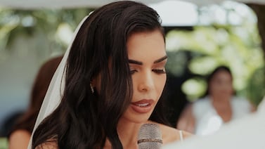 Modelo Karina Porras impresiona con las fotos oficiales de su boda con empresario canadiense