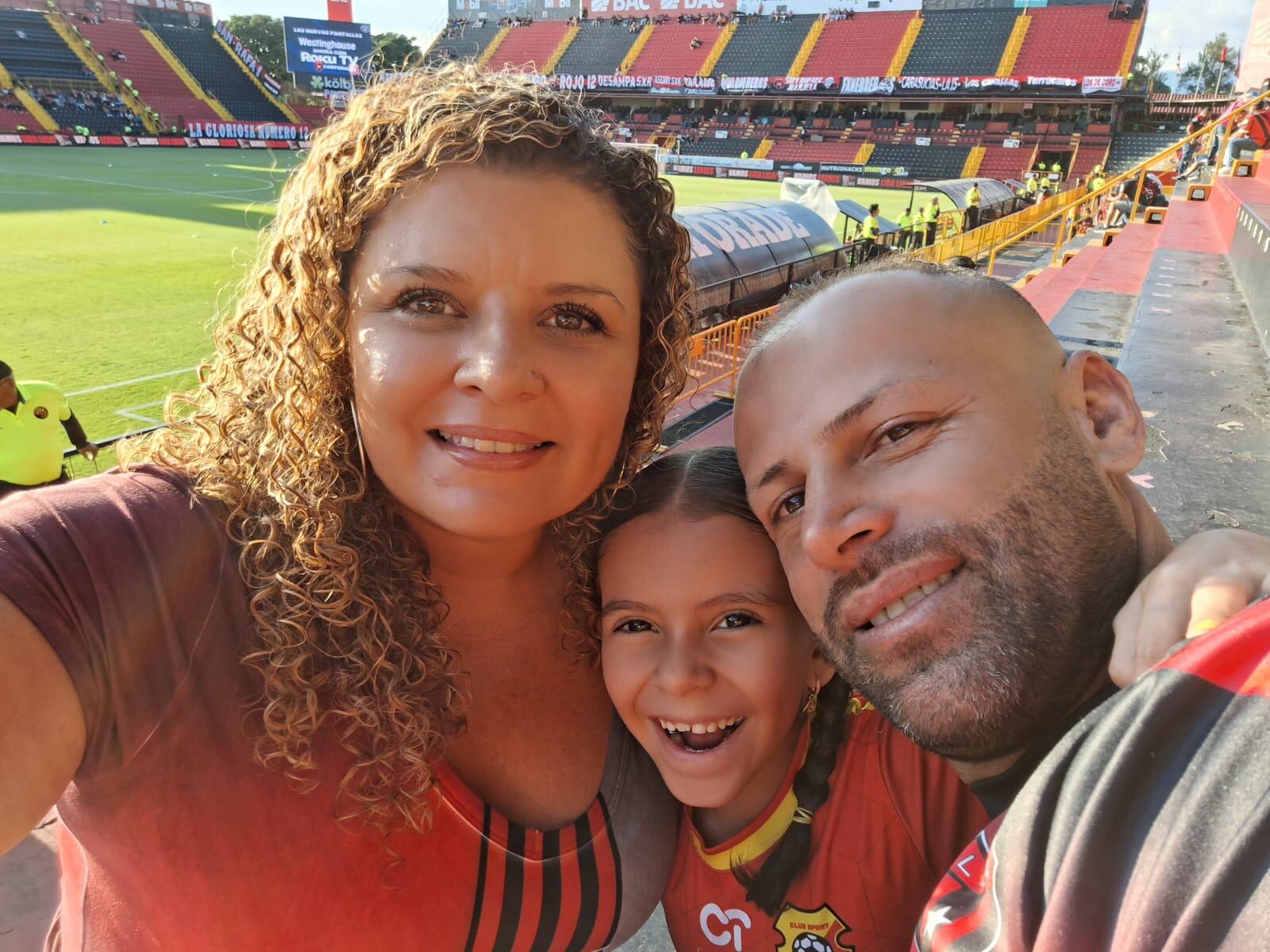 Allisson Rodríguez, niña aficionada al Herediano, fue al Morera Soto con sus papás manudos