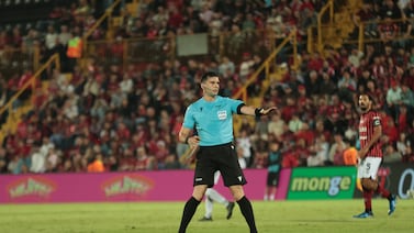 Alajuelense vs Sporting: Analista arbitral explota por penal contra Ronaldo Cisneros