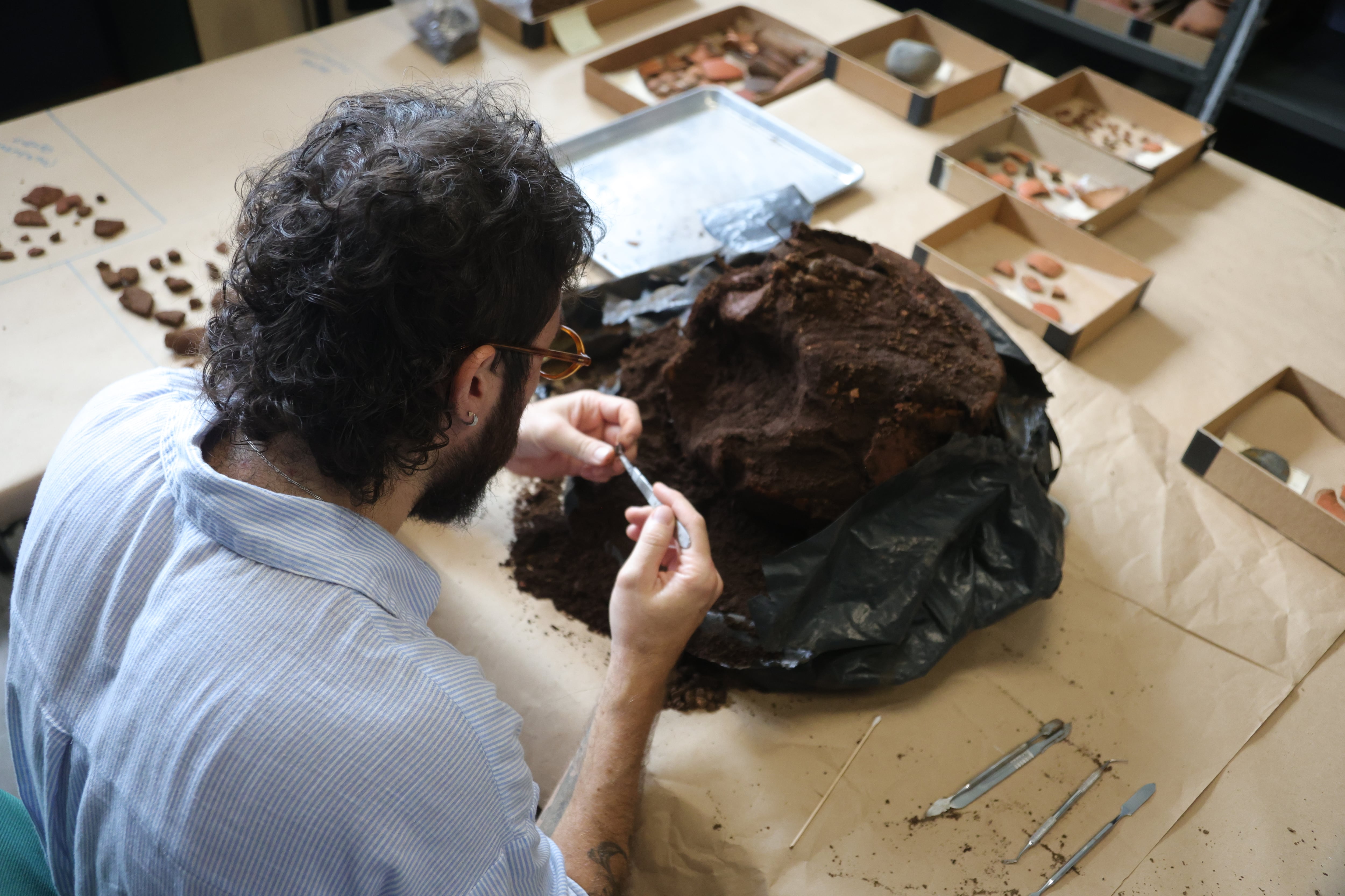 fotos de las piezas de cerámica que fueron encontradas en una construcción en Alajuela.