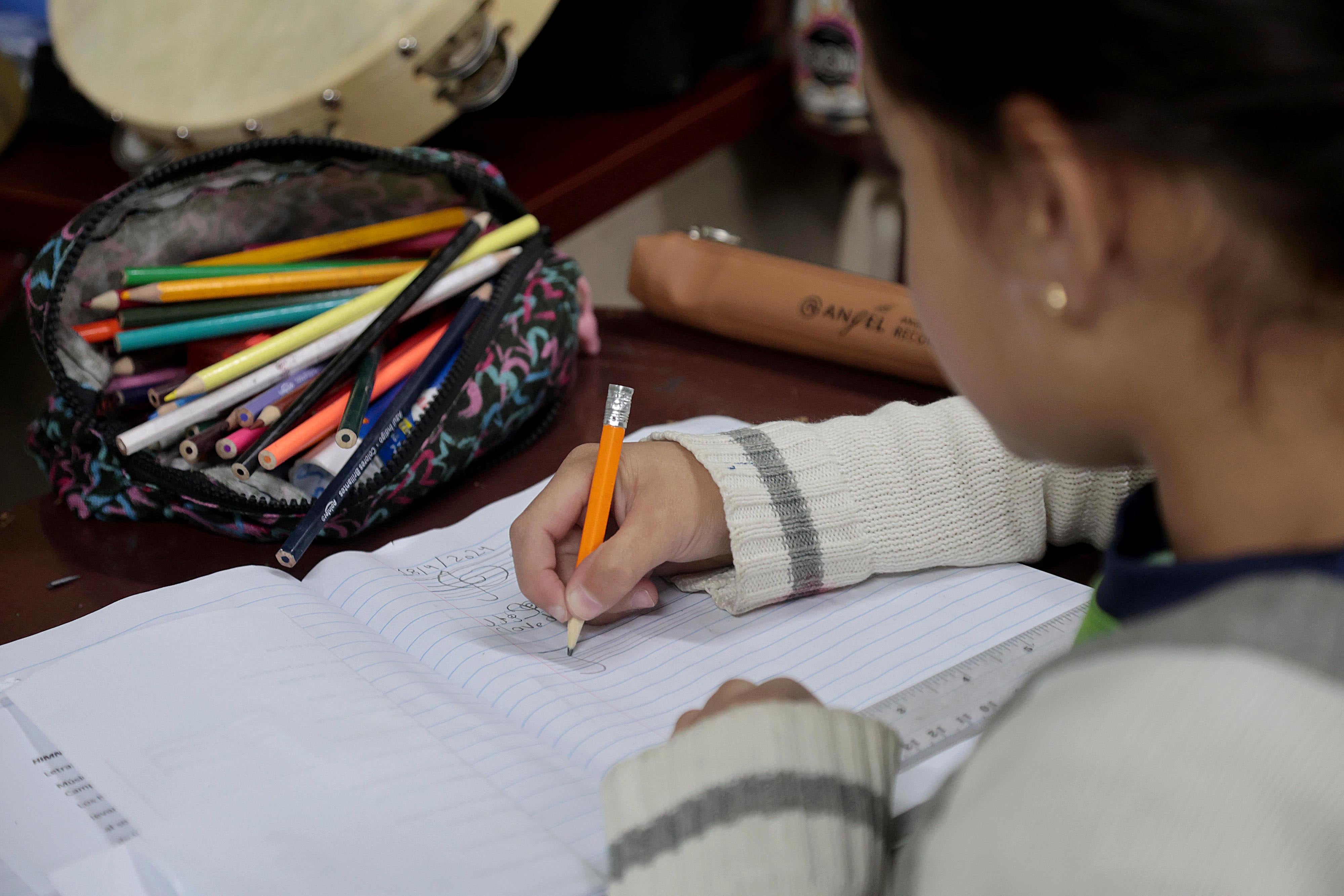 18/04/2024 San Juan de Chicuá. Fotografías conceptuales de maestros y estudiantes escolares en la Escuela Emilio Robert Brouca. Foto: Rafael Pacheco Granados