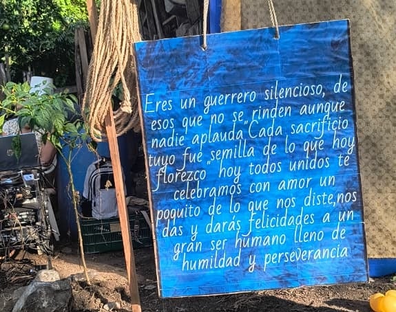 Armando Navarrete Cascante, de San Blas de Sardinal, en Carrillo, Guanacaste, decidió celebrar sus 100 años como se debe: con misa, cimarrona, pólvora, baile y el calor de una familia enorme que lo arropa y lo admira.