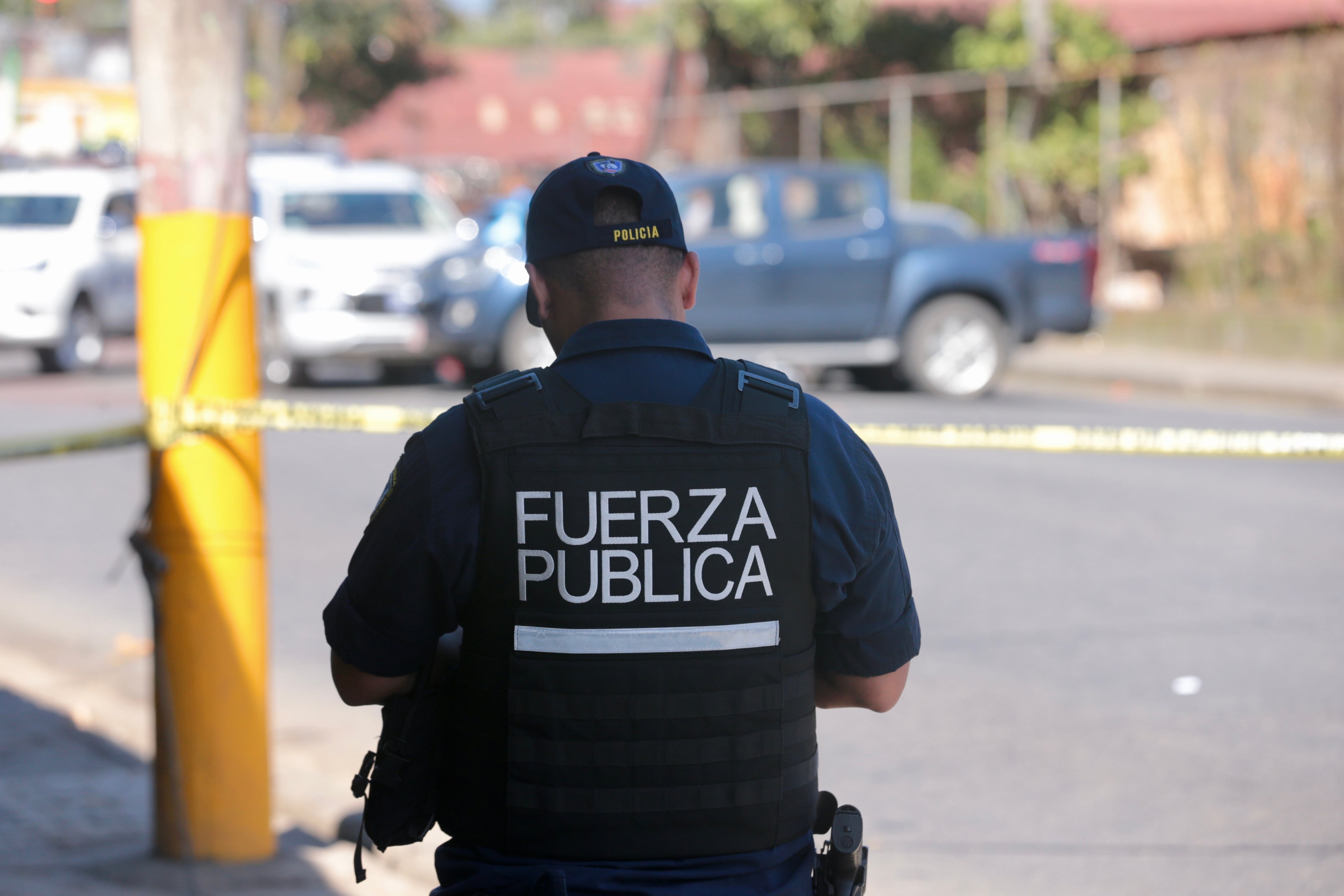 04/12/2023 Un hombre baleado sobre la carretera en San Sebastián San José los agentes del OIJ en el lugar. Foto Alonso Tenorio