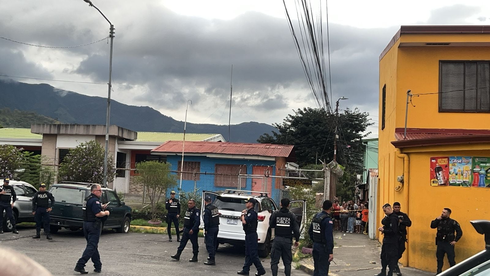 La pareja, al parecer, se encontraba dentro del carro blanco al momento de la balacera. Foto cortesía para La Teja.