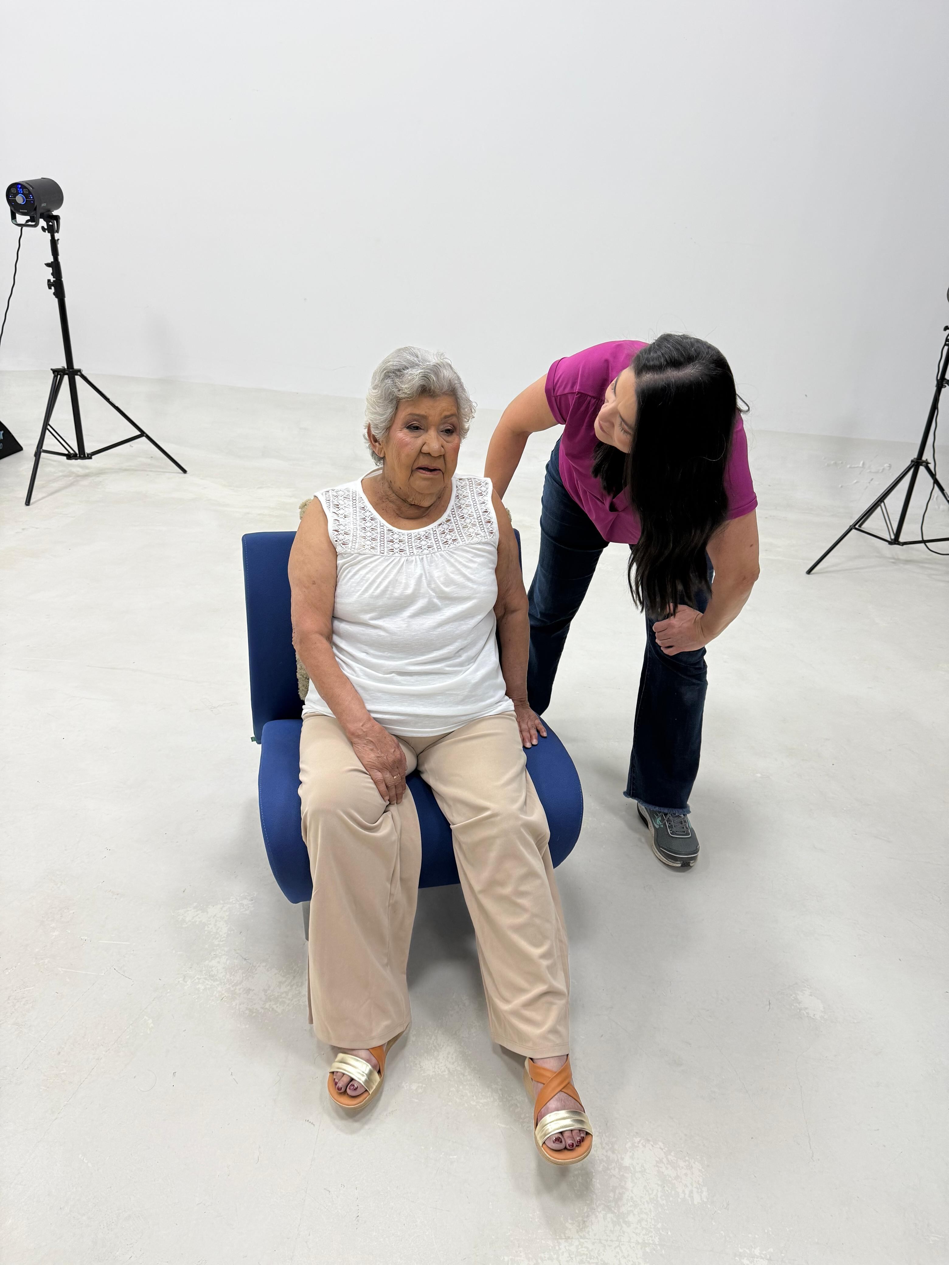 Miriam Ramírez Oliva, tiene 81 años (en noviembre cumplirá 82) y es madre de siete hijas, todas mujeres, fue seleccionada para ser chineada como reina por un día con nuestra promoción ¡Gracias mamá!