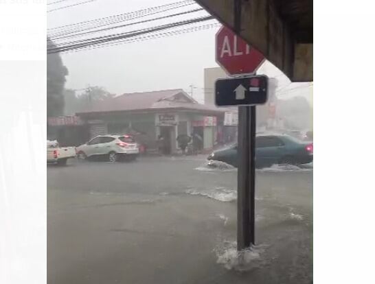 Las calles de Nicoya se conviertieron en ríos. Foto Cortesía