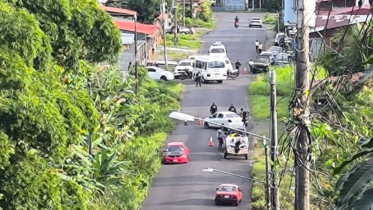 Fuertemente armados y recorriendo las calles del Caribe, es como andaban cuatro hombres que, al parecer, forman parte de la temida banda narco La H. Foto: Cortesía
