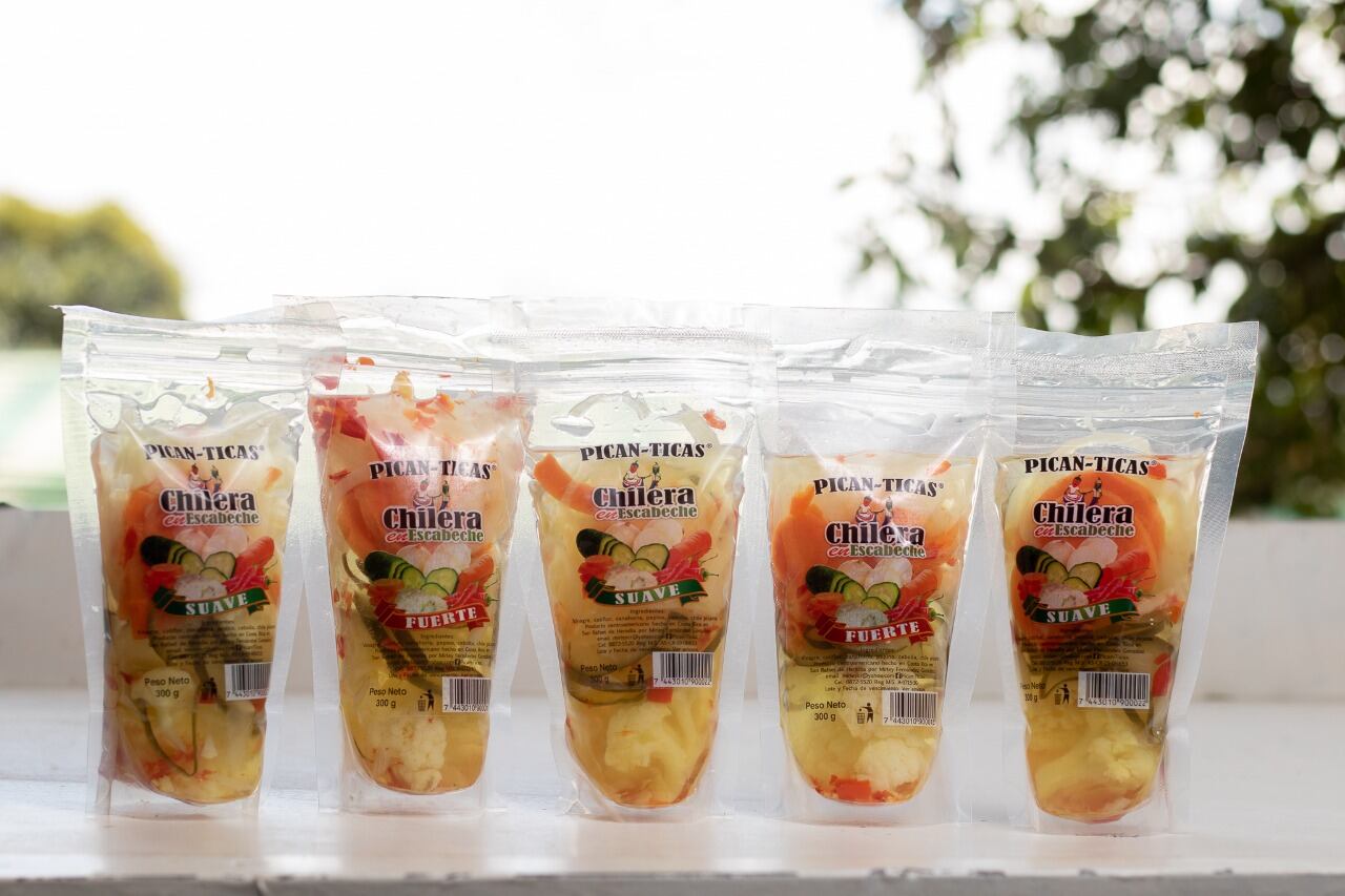 Doña Mirley Fernández González, quien tiene 55 años, comenzó en el 2009 a producir ella solita las chileras Pican-Ticas que ahora se venden hasta en supermercados
