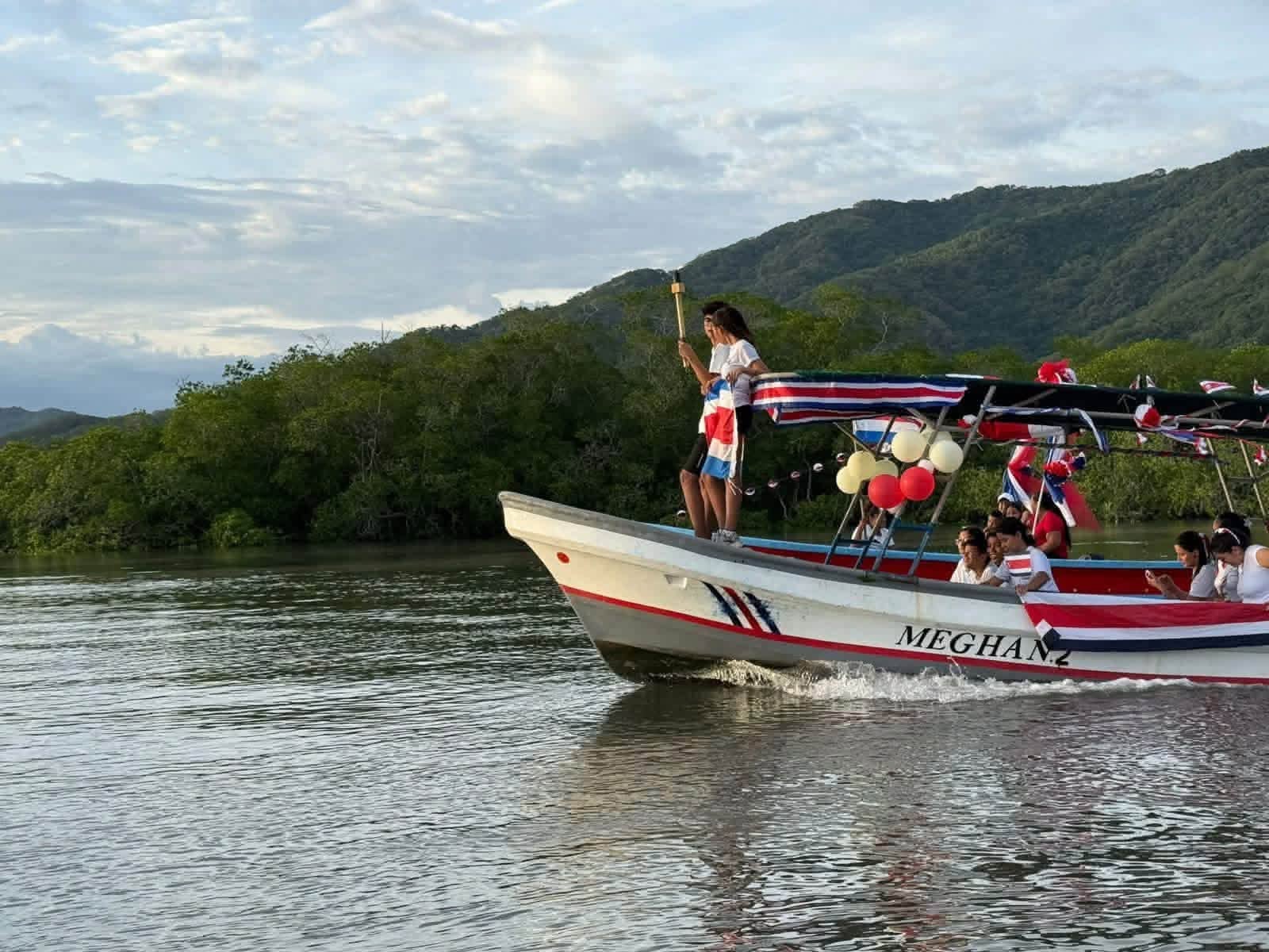 La Antorcha de la Independencia no se detiene. Ingresó a Costa Rica el pasado domingo 13 de setiembre a eso de las 10 de la mañana y sigue avanzando alegre y patrióticamente por todo el país el 14 de setiembre