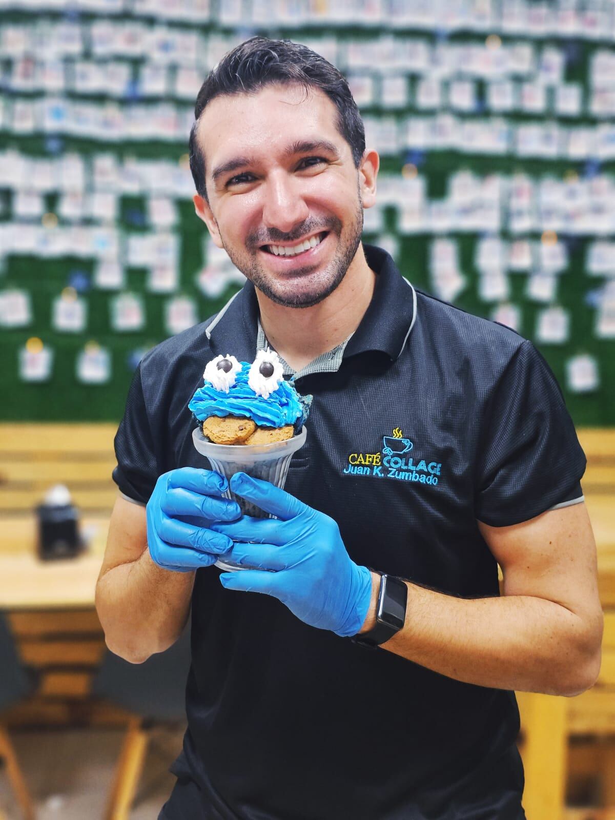 Imágenes del periodista Juan Carlos Zumbado en su cafetería Café Collage. Sale mostrando algunos de los cafés especiales y platillos.