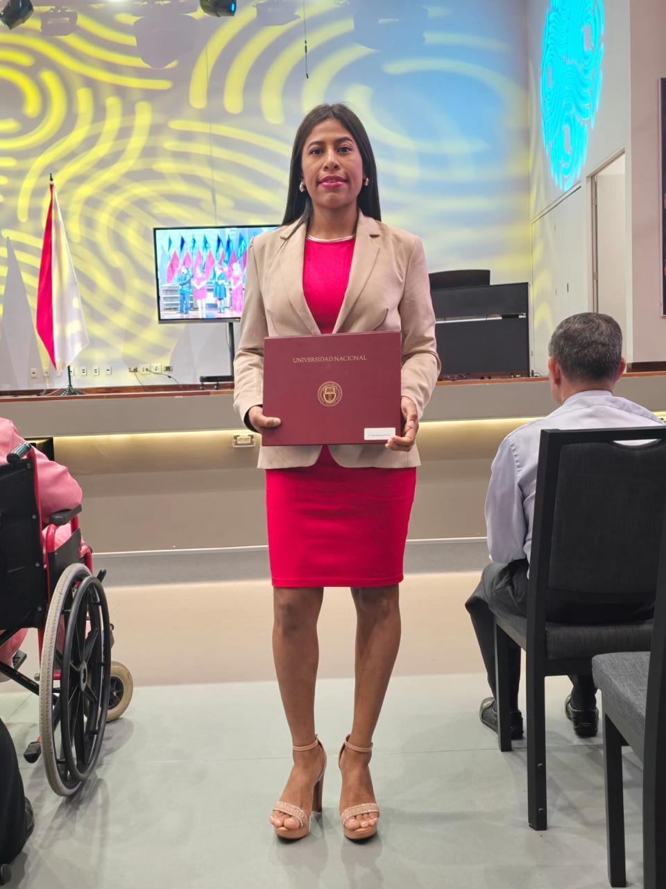 Clara Idalia García camina, cruza el río en panga y sigue en moto para llegar a la escuela de Copalchí, en Sarapiquí, donde enseña a 11 niños de primero a sexto grado