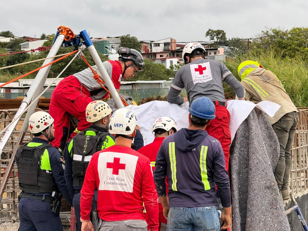 Rescate de hombre en fosa en Heredia