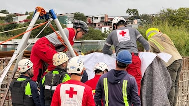 ¡Está vivo!: Hombre que cayó en fosa en Heredia fue llevado muy grave al hospital