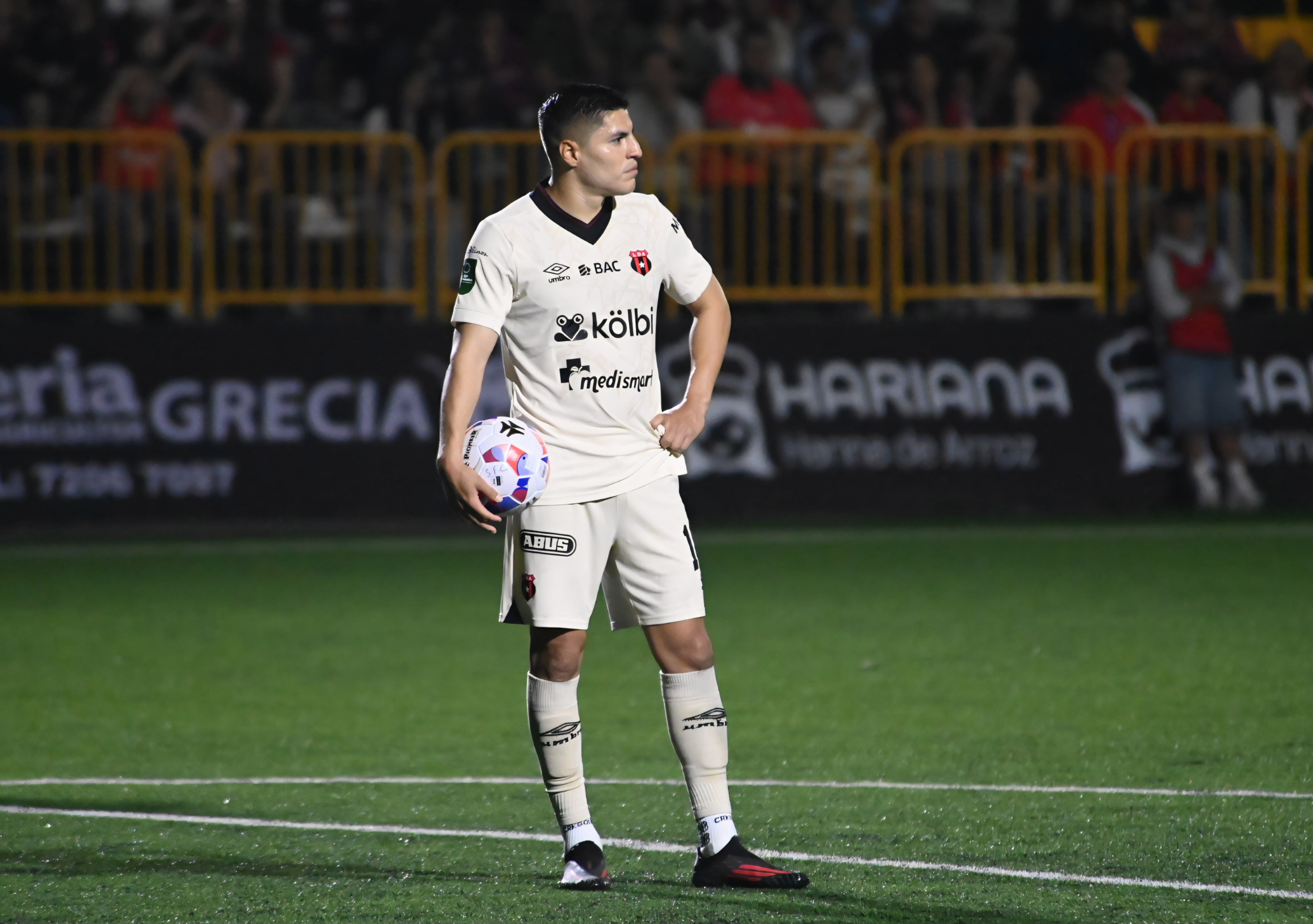 25 de julio del 2026. Estadio Puente de Piedra, Grecia. 20:00 hrs. El equipo Sporting FC se enfrenta a la Liga Deportiva Alajuelense en la jornada 1 del Torneo de Apertura del Campeonato Nacional de fútbol de Primera División. En la foto: los técnicos Andrés Carevic (Sporting) e Ismael Rescalvo (LDA). Acciones durante el juego. Foto: Albert Marin.