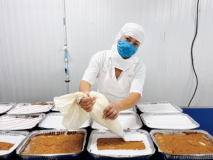 Brenda Narváez, tiene 53 años y desde hace 16 trabaja en Panificadora El Hornito, de Walmart.