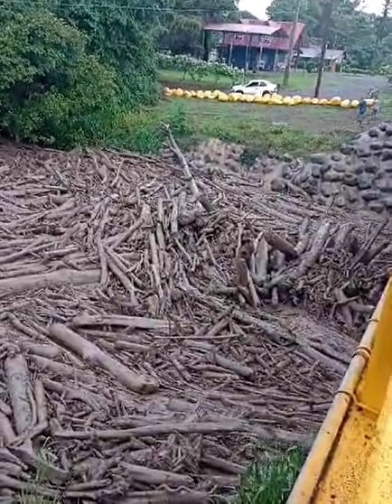 Río Aguas Zarcas sigue arrastrando troncos y barro