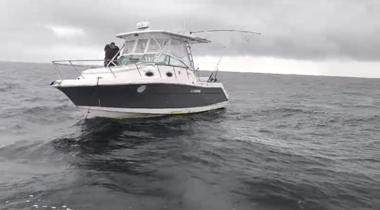 Los dos tripulantes dijeron que quedaron varados por una falla en la embarcación.