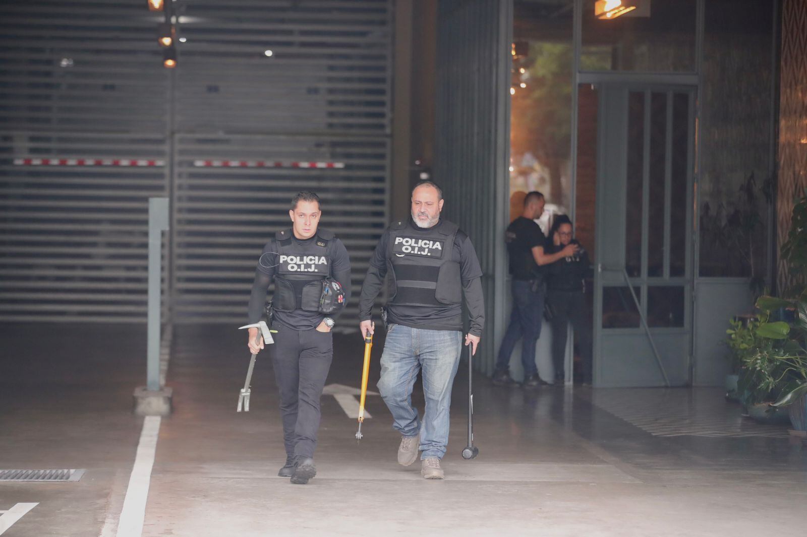 La Sección de Anticorrupción del OIJ en conjunto con el Ministerio Público, realizaron 28 allanamientos por aparentes irregularidades en la contratación de cooperativas para la administración de EBAIS de la CCSS. Entre los imputados se encuentran los miembros de la Junta Directiva de la institución. La casa de Marta Esquivel en barrio La California, fue uno de los recintos allanados. Foto: Alonso Tenorio