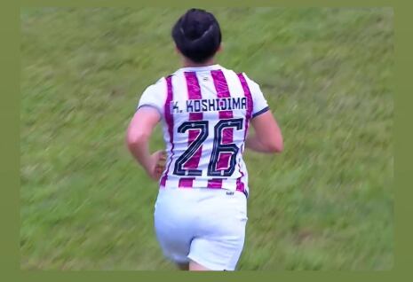 Una jugadora del Saprissa debutó en primera, pero usando el uniforme de una compañera. Captura de pantalla.