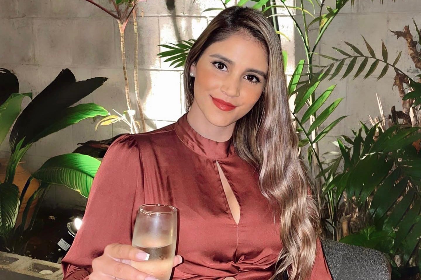 Paula Chavarría combinó a la perfección con el azul del mar en playa de Guanacaste.