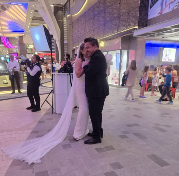 Grettel Solano, música de la orquesta La Solución, y el cantante tico Mario Saborío, quien trabaja en cruceros.