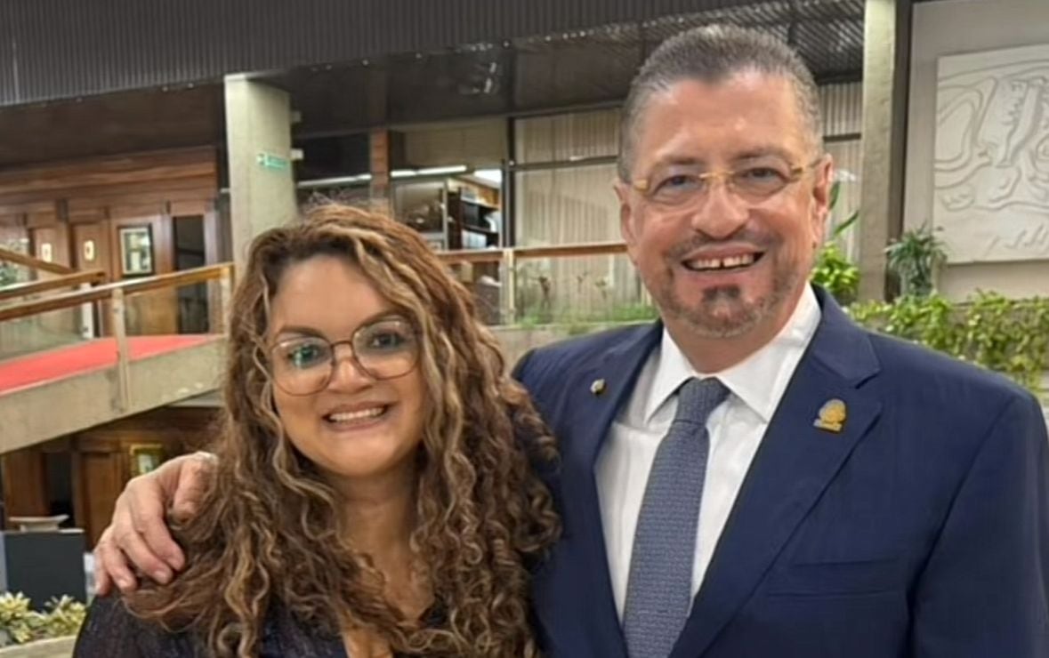 En la foto se observa a Yendry Quirós, quien difundió información falsa sobre un golpe de Estado, abrazada del presidente Rodrigo Chaves. La fotografía corresponde al evento organizado para creadores de contenido afines al gobierno.