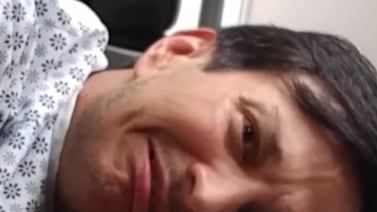 Rodrigo Villalobos se hizo examen de la próstata y grabó el momento, vea su reacción y la del doctor