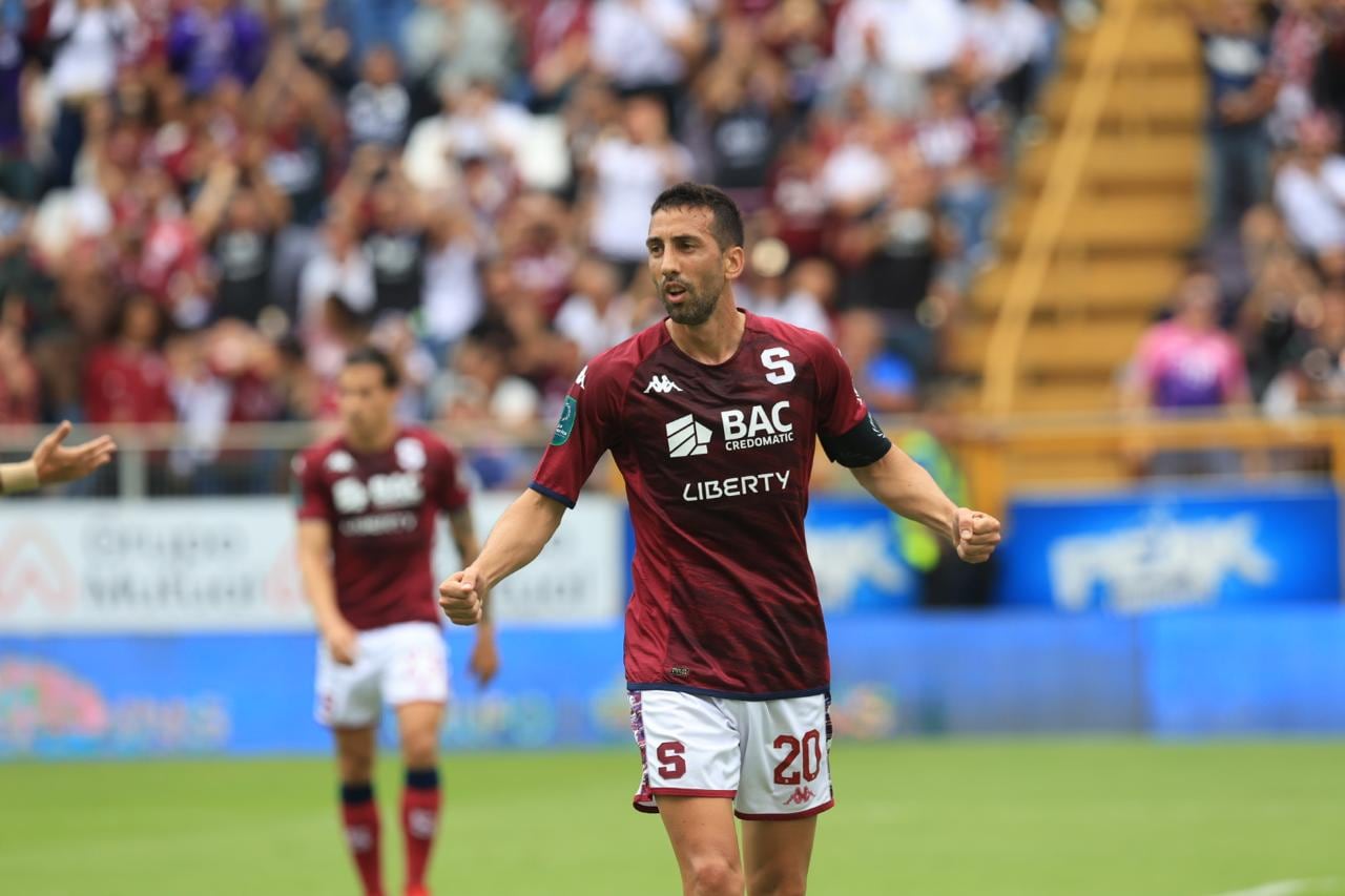Mariano Torres abrió el marcador para Saprissa y participó en el segundo tanto ante Santos, en la fecha 22 del Torneo del Clausura 2024.