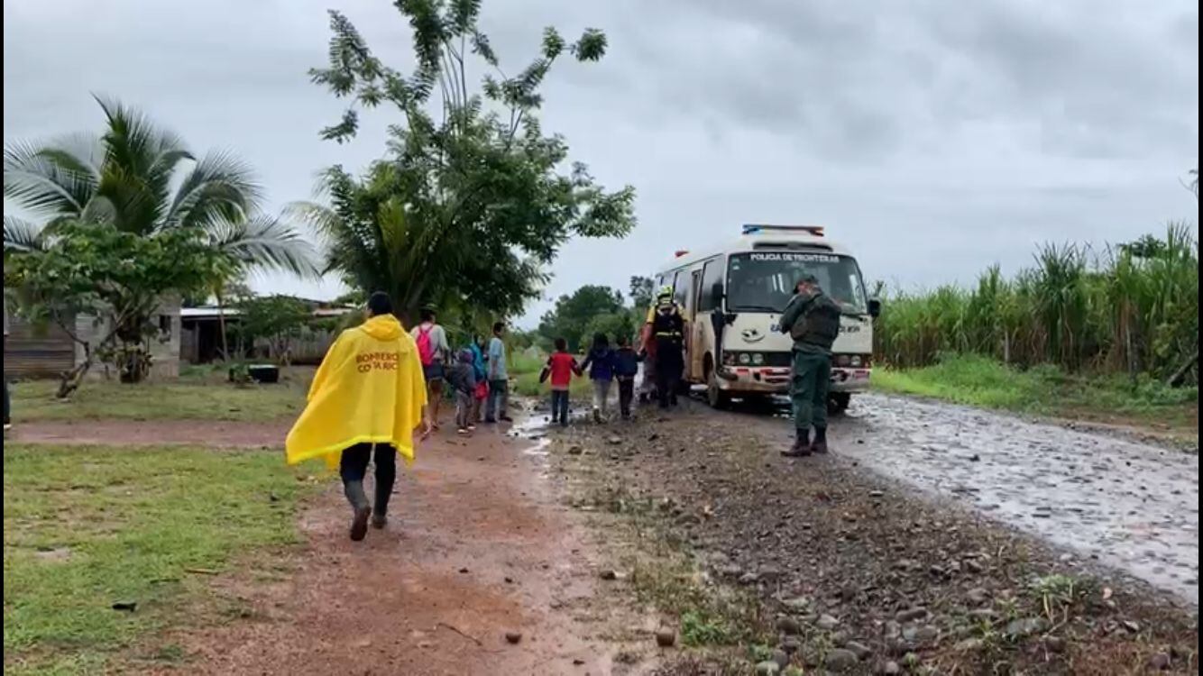Bomberos evacuan a 100 familias en Los Chiles.