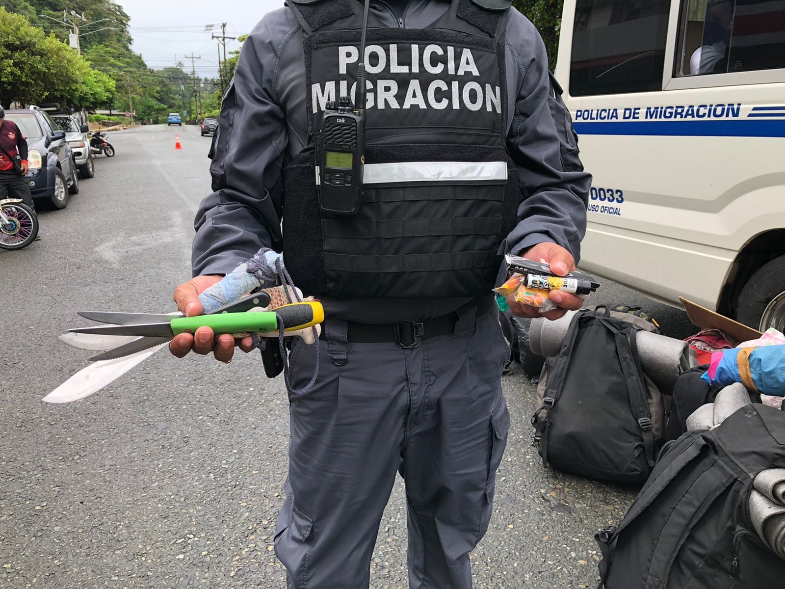 varios venezolanos instalaron tiendas de campaña a lo largo del Malecón de Quepos. Foto Migración.