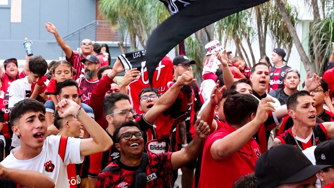 La afición rojinegra se reunió en el hotel de concentración de Liga Deportiva Alajuelense para despedir a su equipo antes del clásico nacional en Tibás.