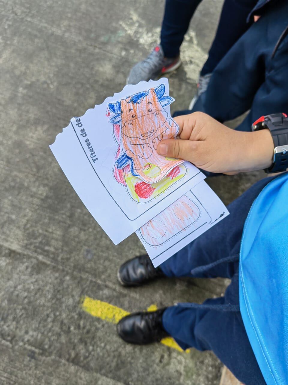Doña Estefanía Cedeño junto a sus hijos, Thiago y Donovan Carranza Cedeño, en las afueras del Jardín de Niños República de Haití en San Sebastián, el 3 de enero del 2021