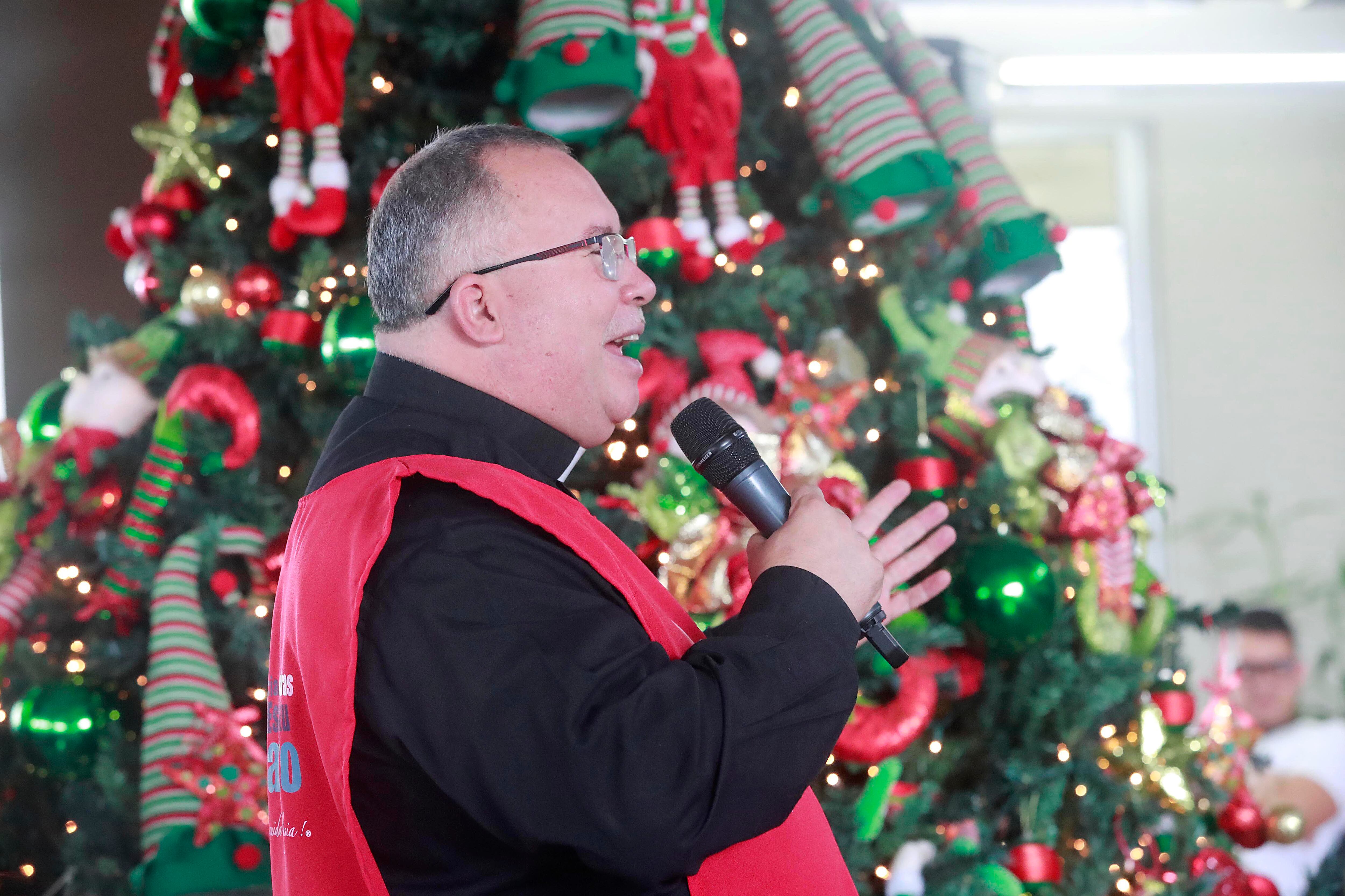 En medio de un tremendo ambiente navideño de solidaridad Grupo Nación disfrutó este miércoles 6 de diciembre de su tradicional tamaleada organizada por la Asociación Solidarista de Empleados de Grupo Nación (ASENACSA).