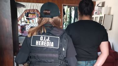 Mujer sospechosa de liderar robos en farmacias y tiendas pasará tres meses en prisión