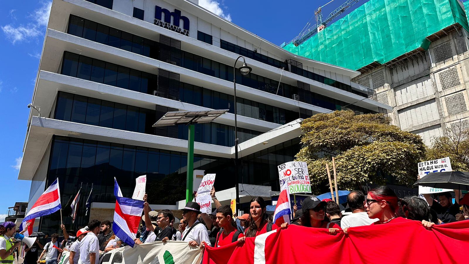 Los manifestantes en la marcha de la educación hicieron una parada en el Ministerio de Hacienda, responsable de proponer los recursos que se invertirán el próximo año. Foto: Alonso Tenorio