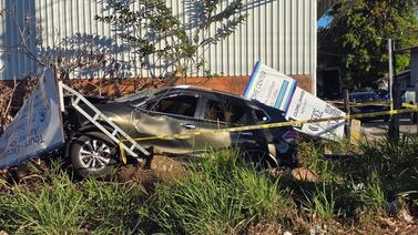 Inicio de festejos se convierte en tragedia: carro atropella a varias personas y mata a un hombre y a niño