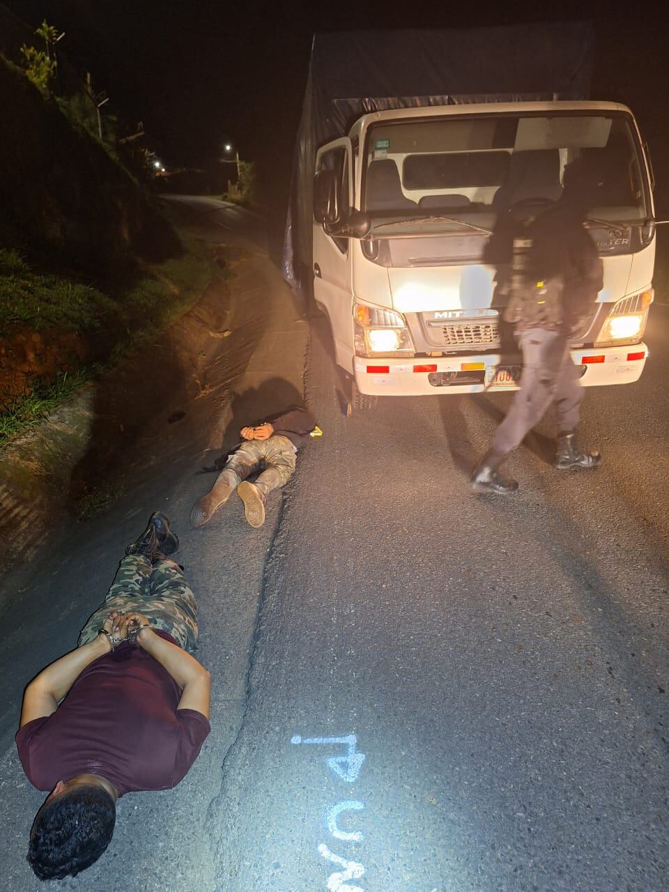 Los dos hombres fueron detenidos con el cargamento de 6500 litros. Foto: Recope