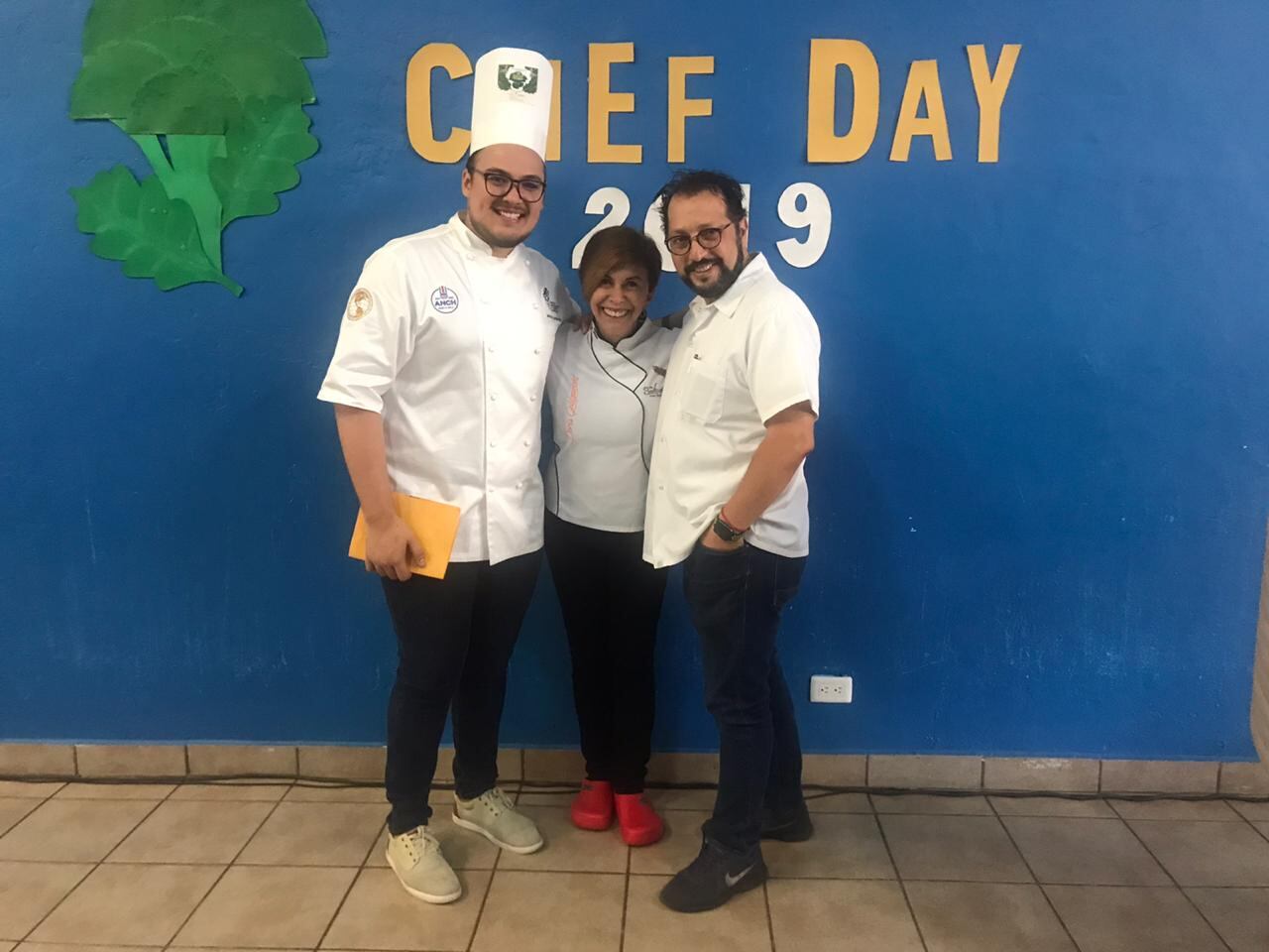 Desde el 2004, cada 20 de octubre, se celebra el Día Internacional del Chef. Una fecha creada por la Asociación Mundial Culinaria para recordar el compromiso del chef de compartir sus conocimientos y habilidades culinarias a las nuevas generaciones.
En el marco de esta celebración, Nestlé Professional y la Asociación Nacional de Chef de Costa Rica (ANCH) se unieron para compartir un taller sobre hábitos de alimentación saludable con niños y niñas de La Carpio.