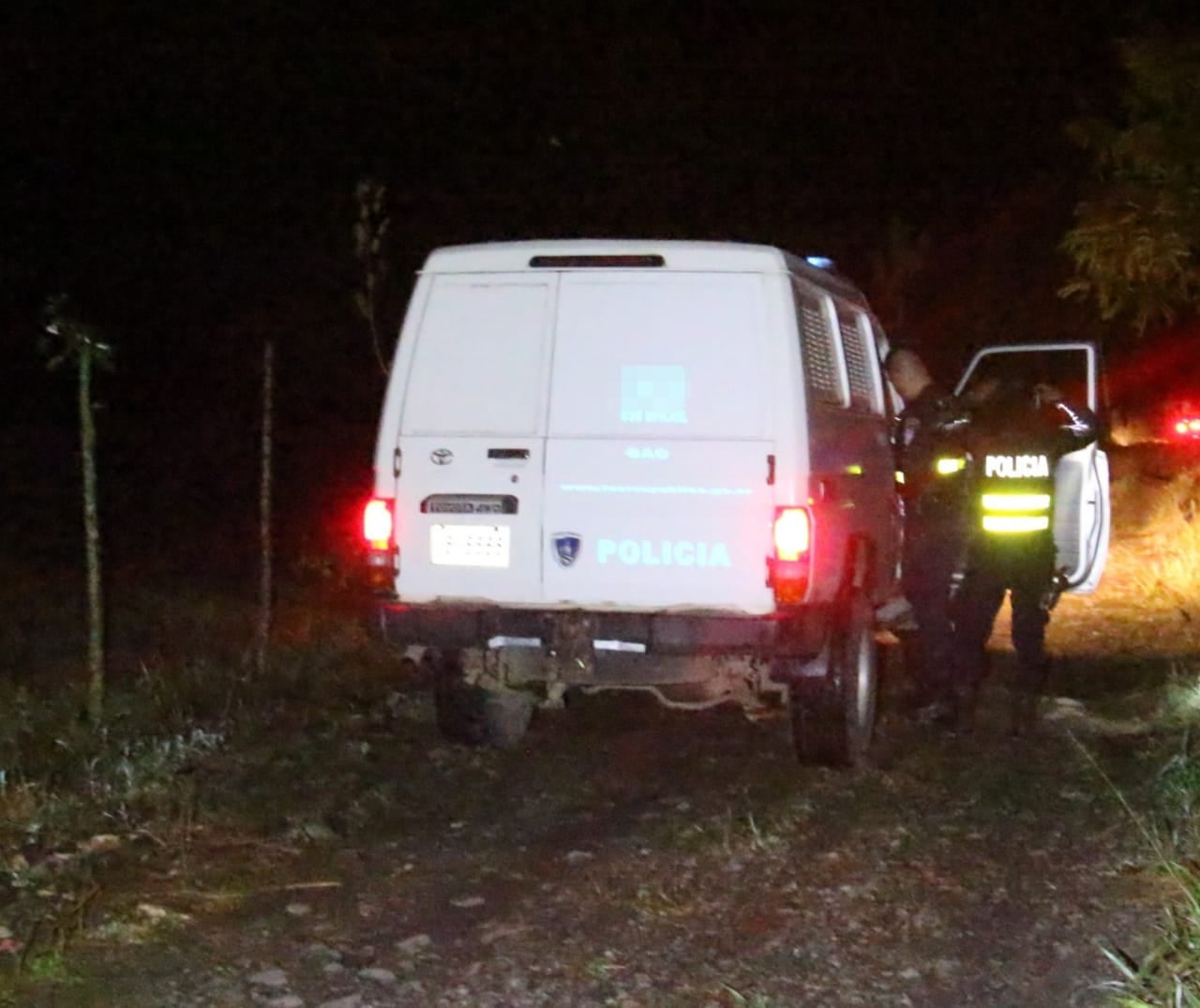 Delincuentes armados asaltan subasta ganadera en Río Blanco de Guápiles. Foto Reyner Montero.
