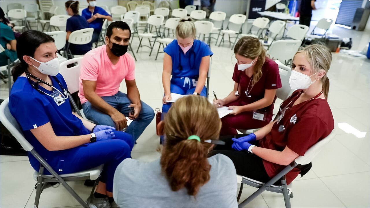 Buscando mejorar la salud de las familias en la ciudadela La Carpio en Pavas, un equipo de profesionales en salud atendió gratuitamente a los vecinos.
Esta semana el Hospital Metropolitano, MediSmart y Farmacias La Botica en alianza con International Service Learning (ISL), crearon un equipo de salud.