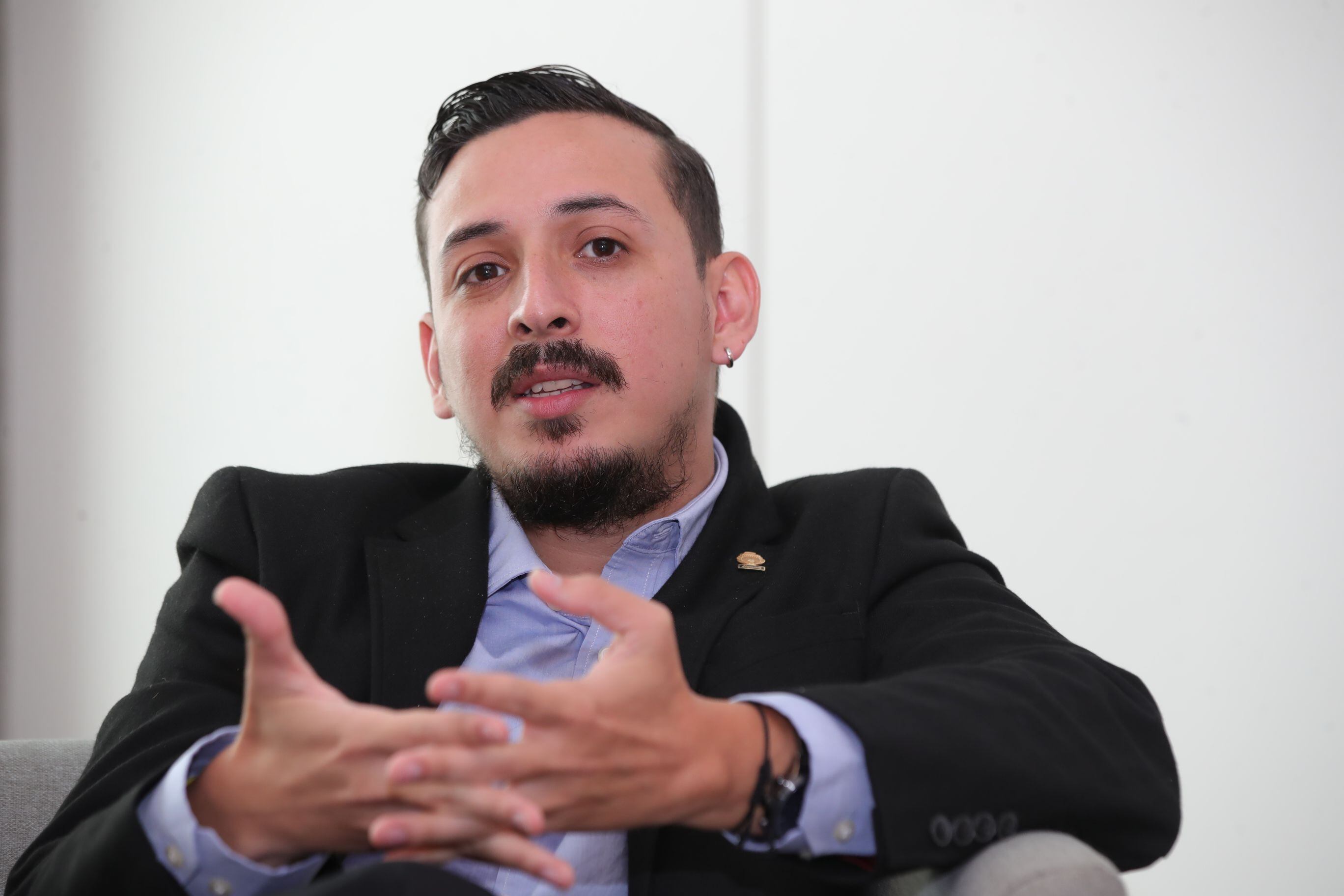 Diputado Ariel Robles, del Frente Amplio, gesticulando durante una entrevista. Él lamentó los insultos que le profirió el embajador Antonio López Escarré.