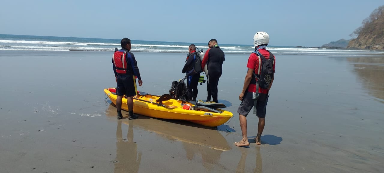 Búsqueda y rescate de ahogado en playa por parte de Cruz Roja, en Nandayure, Guanacaste