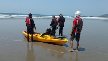 Hallan cuerpo de hombre que desapareció tras ser arrastrado por corriente marina en Limón