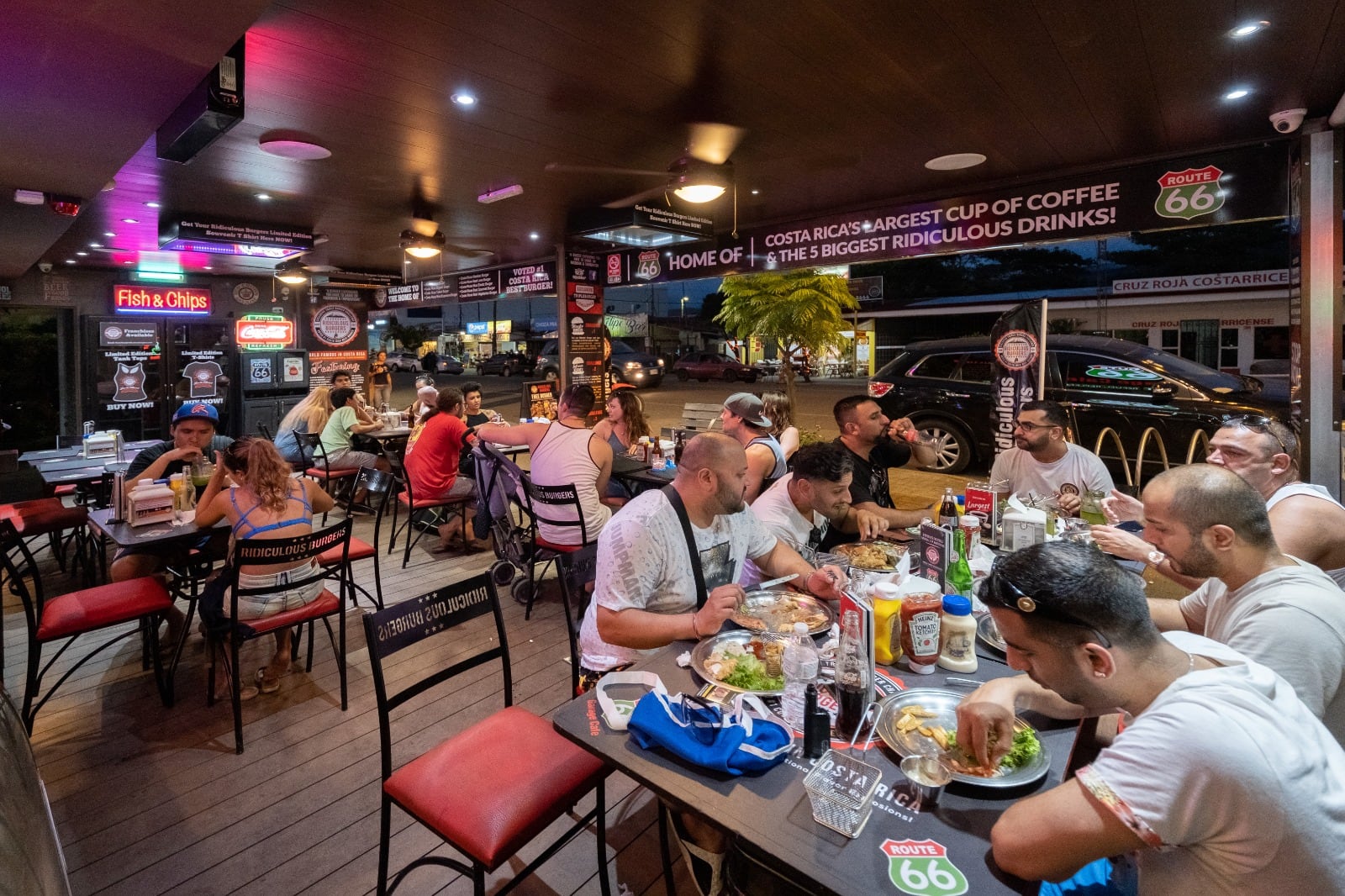 Ridiculous Burgers es un lugar que ofrece las más exóticas hamburguesas, ensaladas y otros platillos.