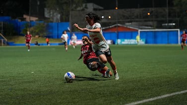 Aficionados manudos se le fueron encima a Wilmer “Pato” López tras eliminación de Alajuelense Femenino