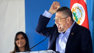 Ticos reconocen que Costa Rica está hecha leña, pero siguen apoyando a Rodrigo Chaves