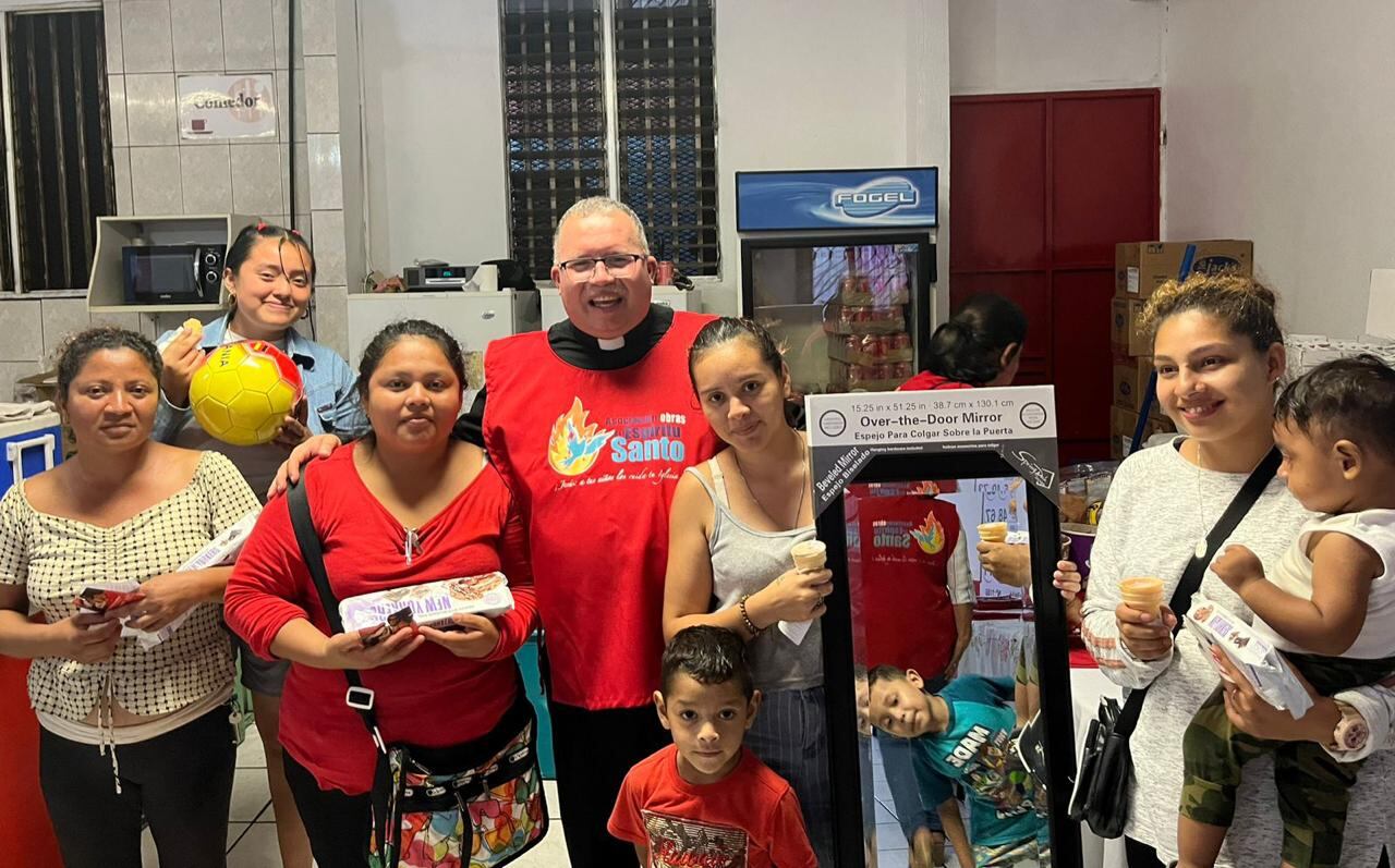 El padre Sergio Valverde Espinoza, presidente y director de la Asociación Obras del Espíritu Santo, abrió una sucursal del comedor de la Asociación en La Carpio y así comenzó a llenar más de mil pancitas de niños, jóvenes, adultos y adultos mayores